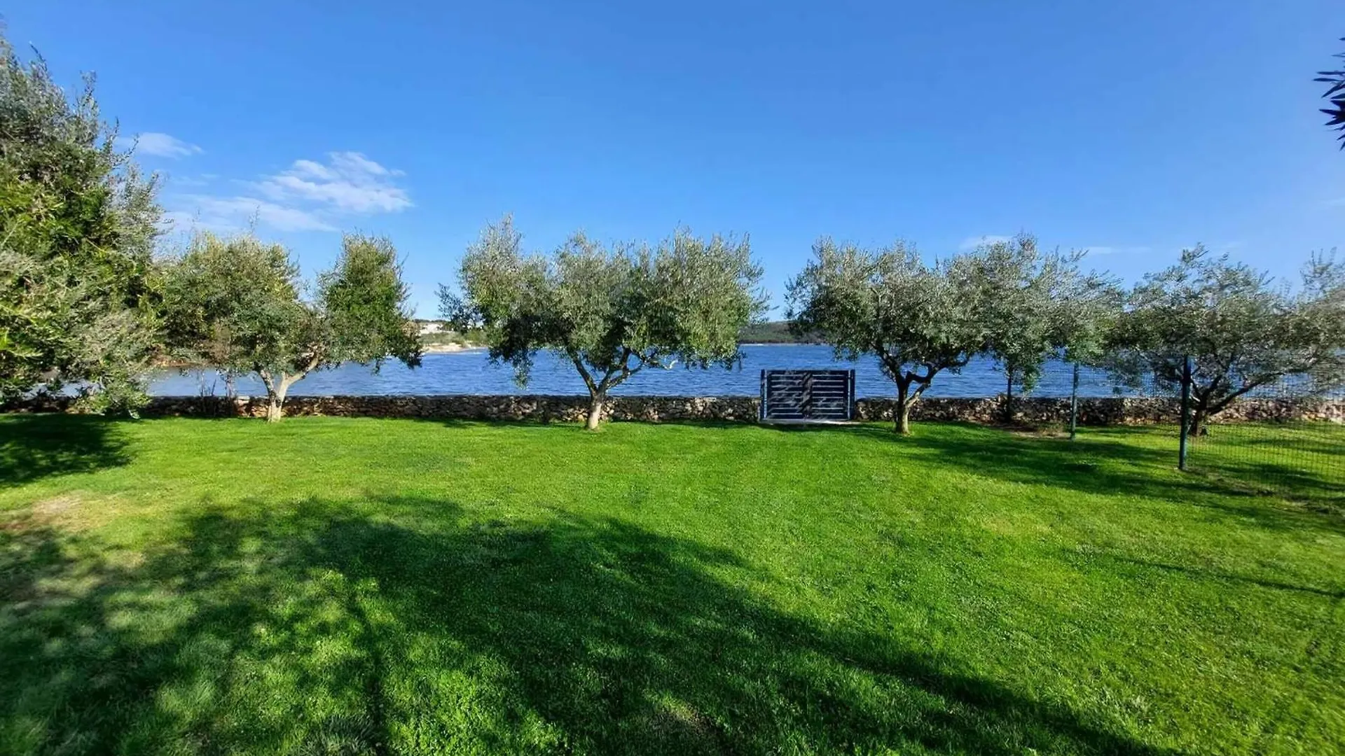 Strandhaus Ive: Beachfront Oasis with Whirlpool and Olive Grove Pula